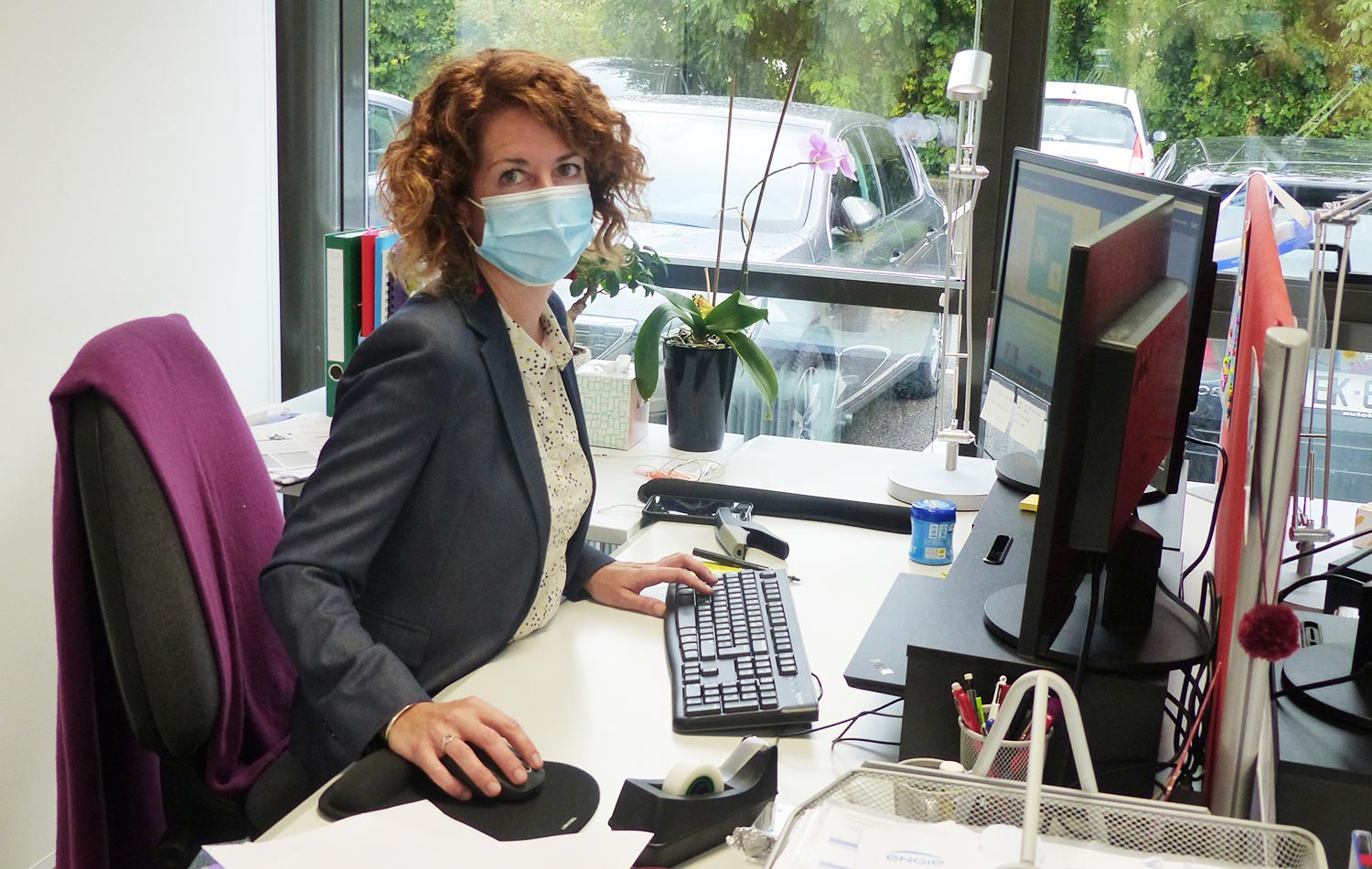 Aude Kaufmann, directrice du GETH, dans son bureau, pilote notre assemblée générale en ligne à partir de son ordinateur