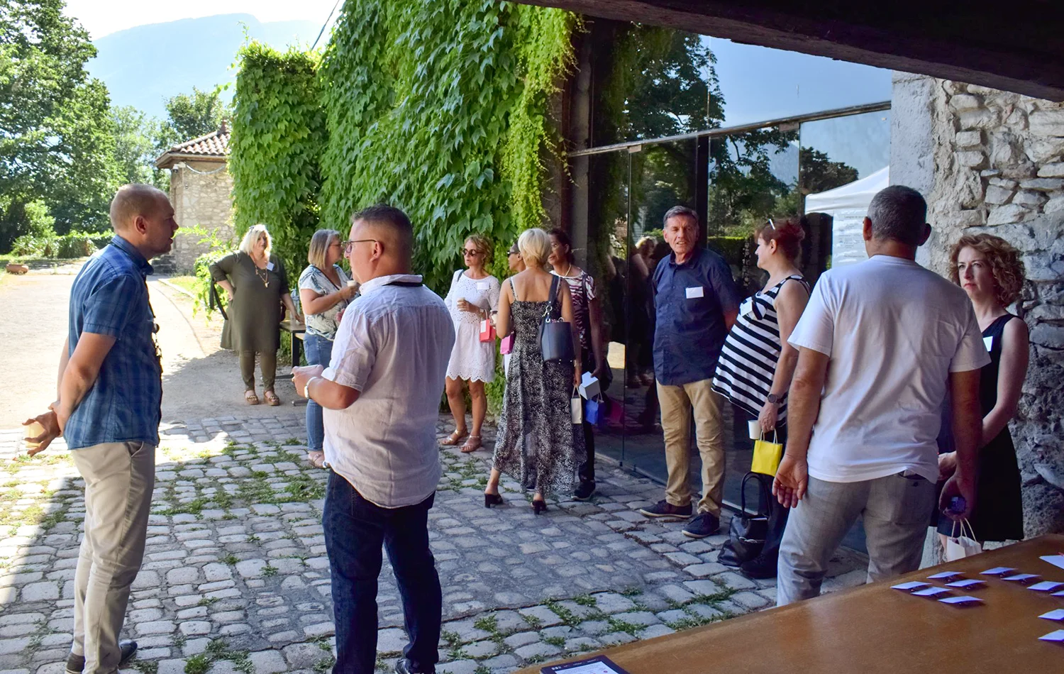 Assemblée générale 2022 du GETH - accueil sur le parvis de l'ancien relais postal à Saint-Egrève