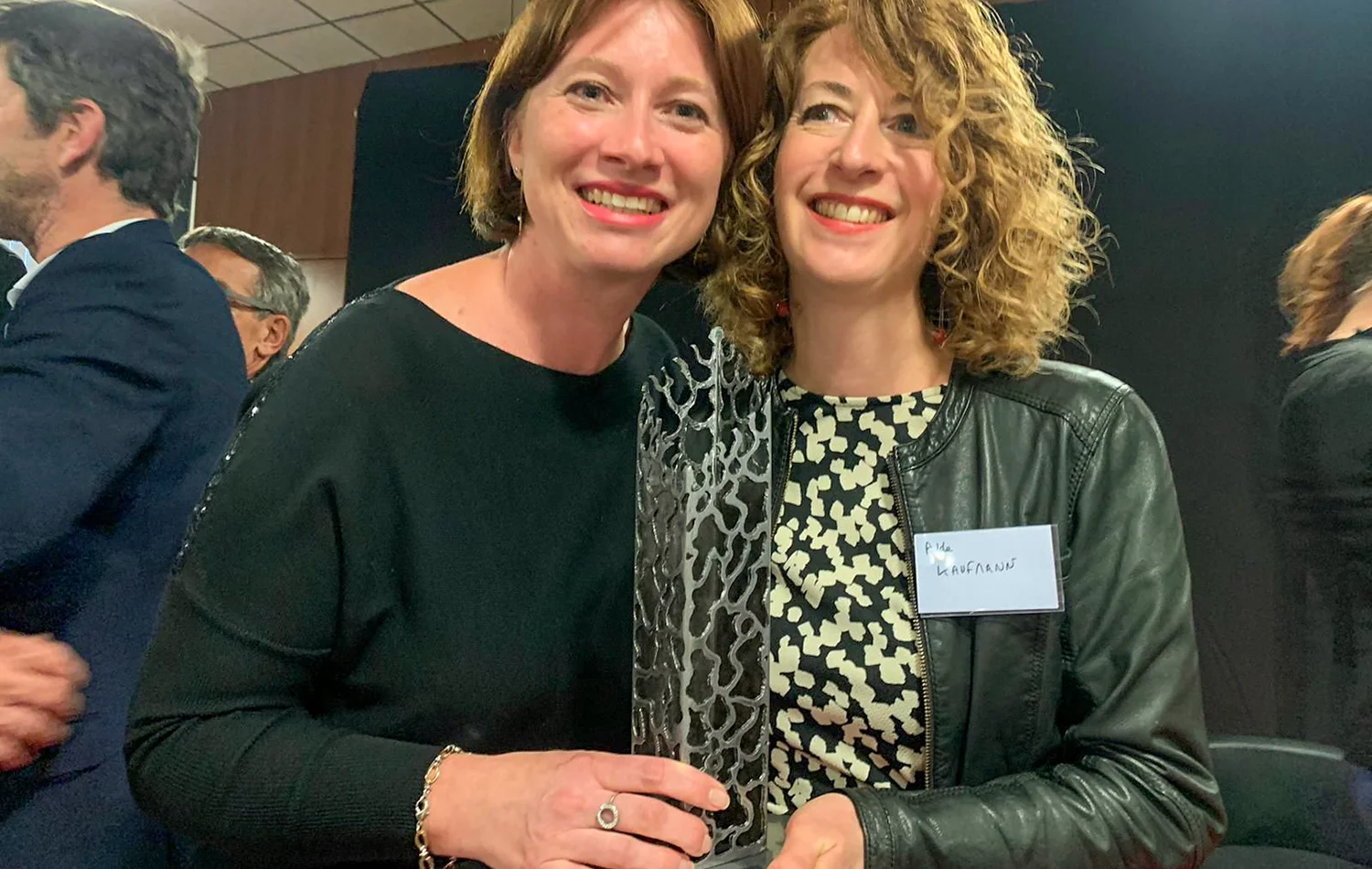 Visuel Actu Evénement – Trophée engagement – Alexandra et Aude Remise du trophée de l'engagement sociétal au GETH - portrait Alexandra Thibaud et Aude Kaufmann