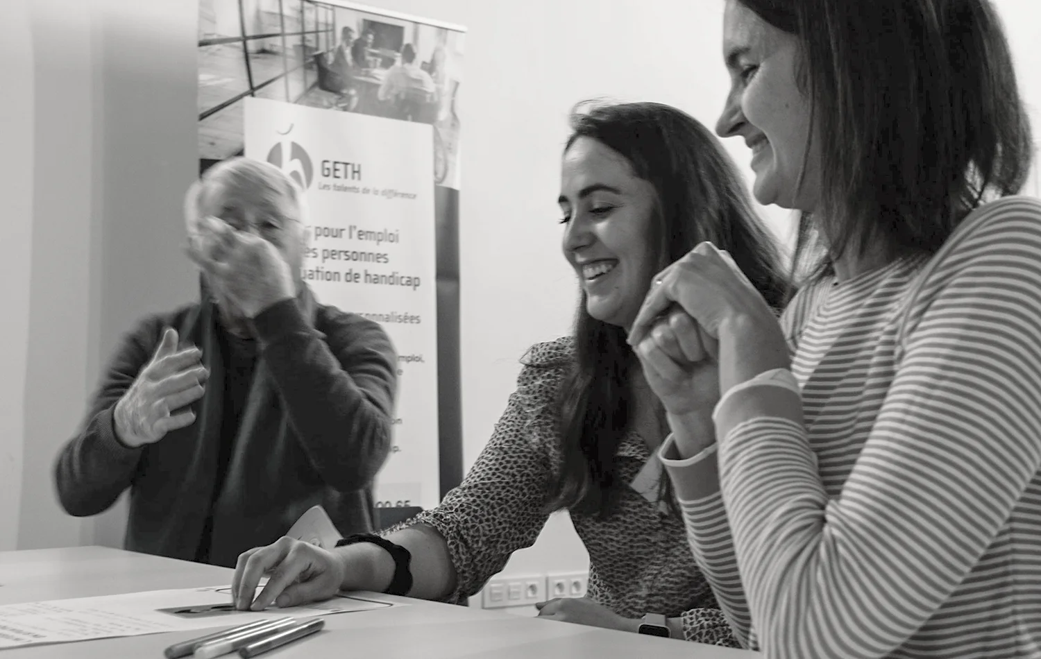 Soirée des adhérents du GETH 2024 - trois participants à un atelier, souriants