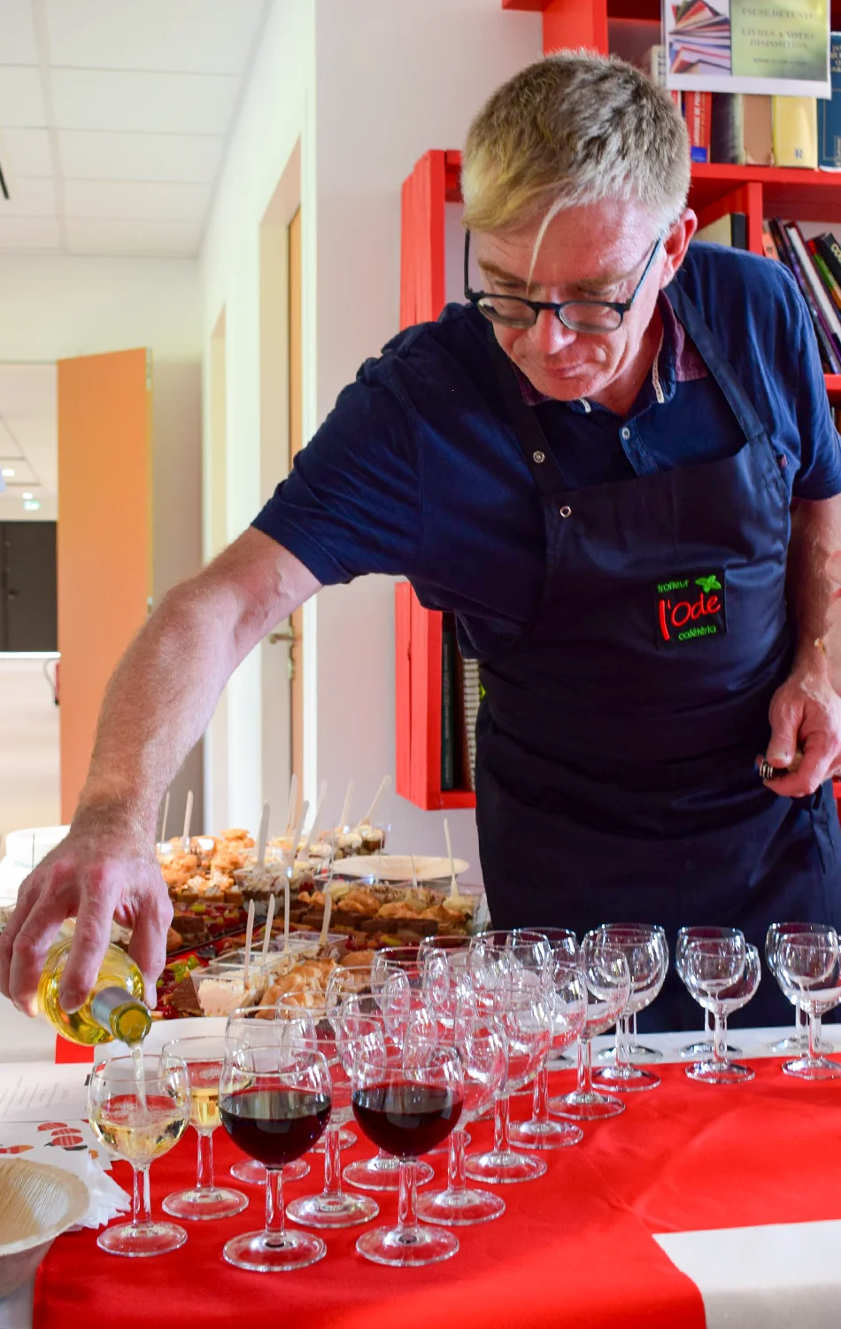 Assemblée générale 2024 du GETH - dernière main à l'installation du buffet dînatoire par Ode Traiteur