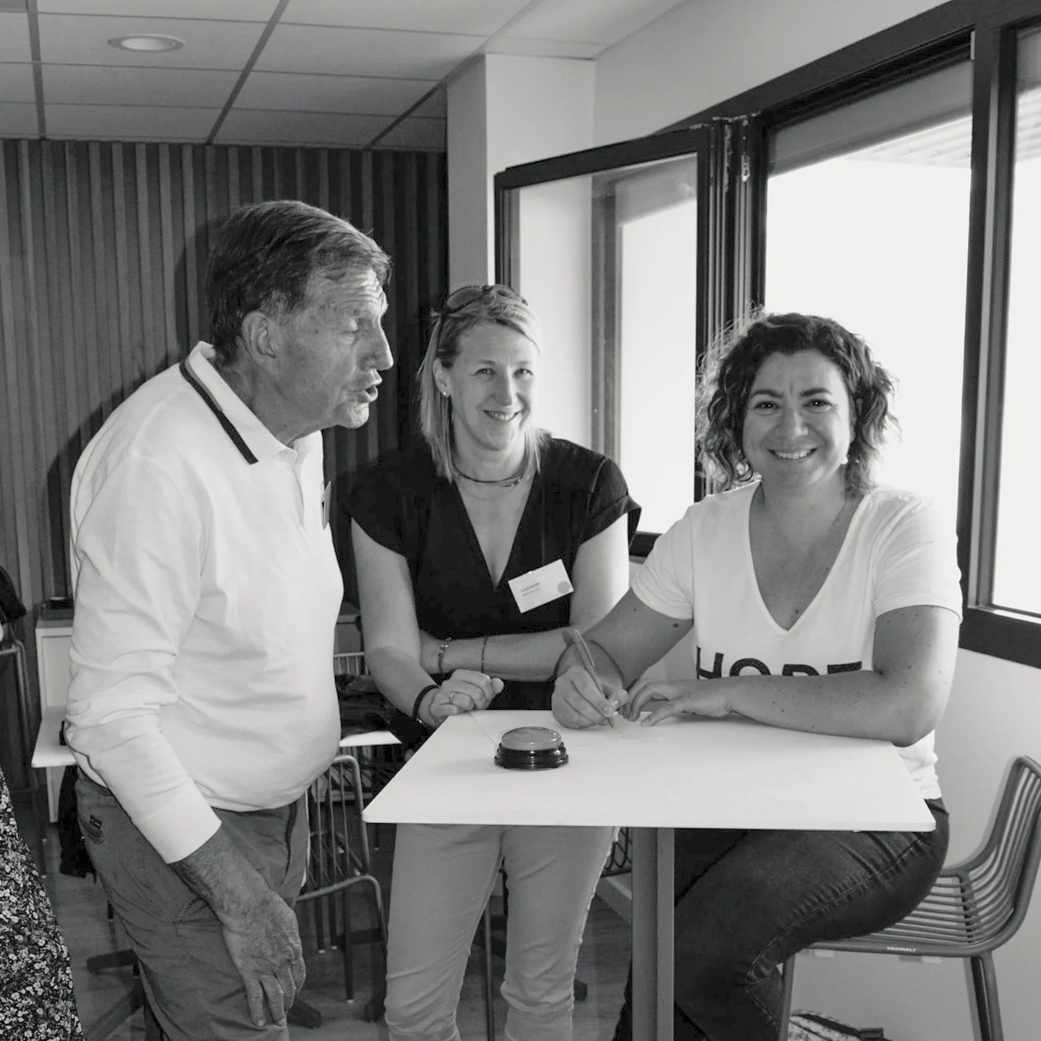 Assemblée générale 2024 du GETH - portrait de trois personnes souriantes, atablées côte à côte