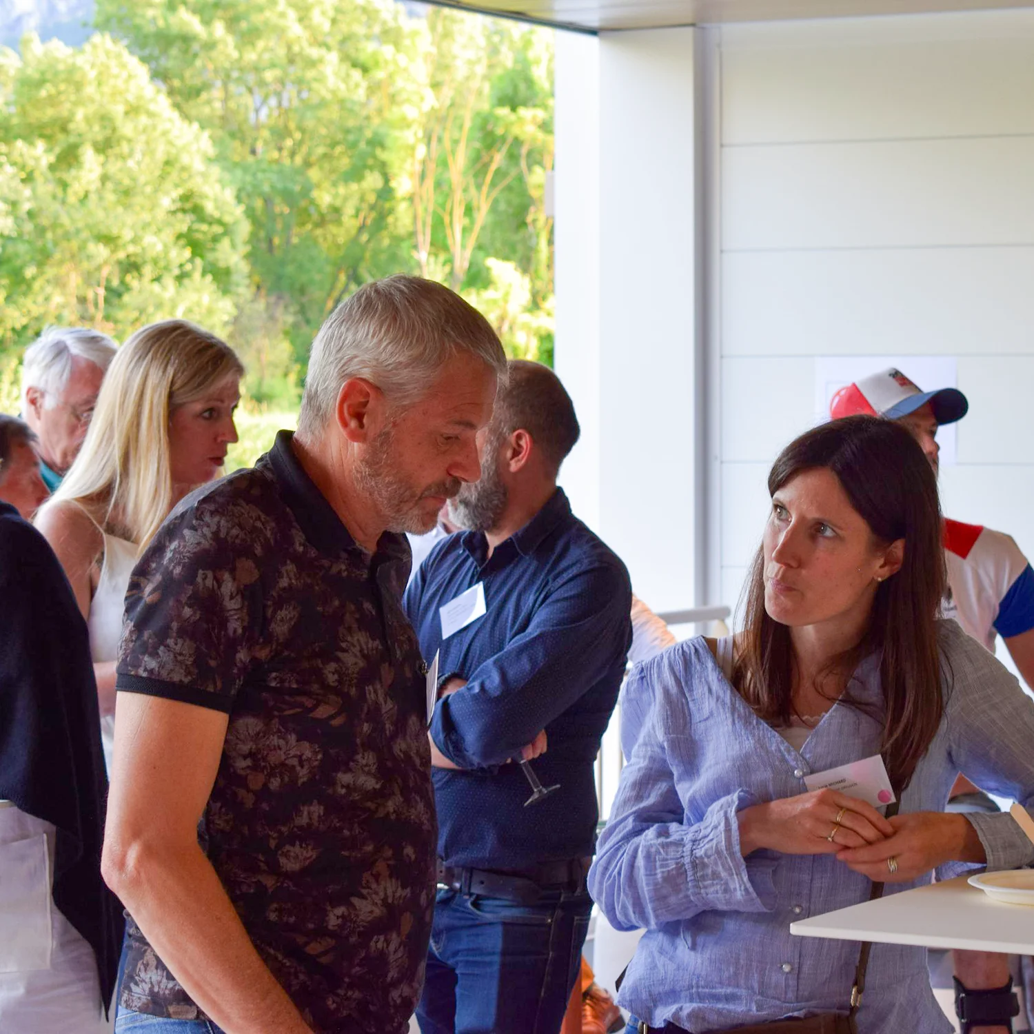 Assemblée générale 2024 du GETH - portrait de deux personnes discutant sur la terrasse de l'Harmonyum