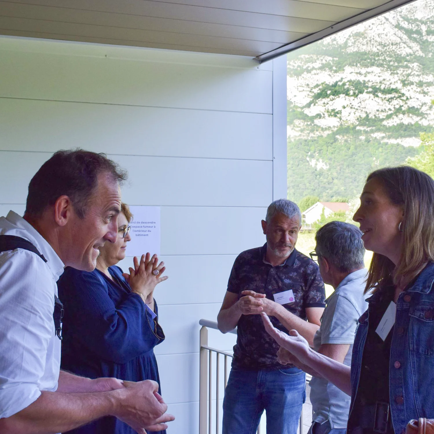 Assemblée générale 2024 du GETH - portrait de deux personnes discutant avec animation sur la terrasse de l'Harmonyum