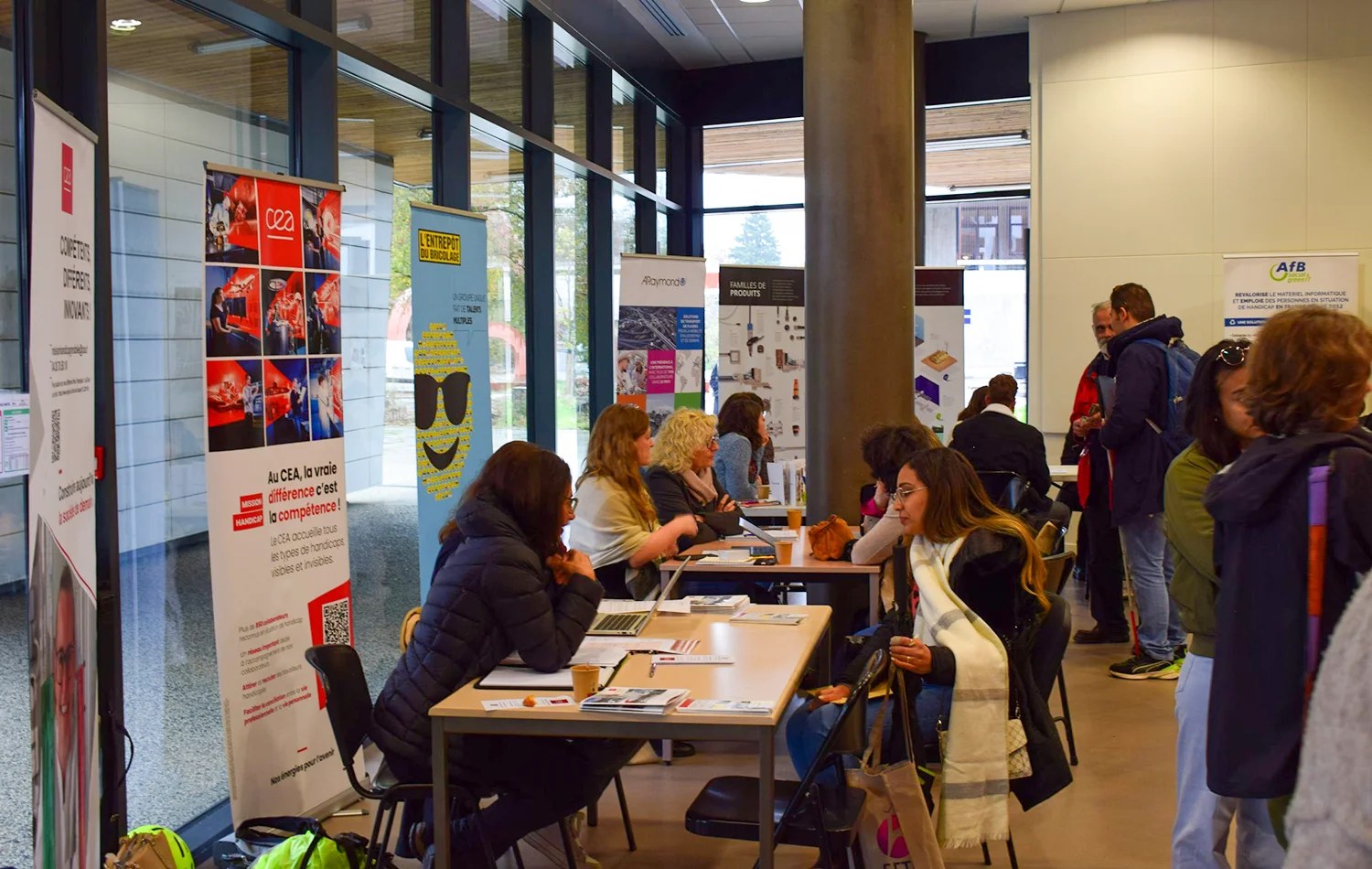 Journée HEJ - Handicap Emploi Jeunes 2024 - stands partenaires CEA, Entrepôt du bicolage, ARaymond et AFB