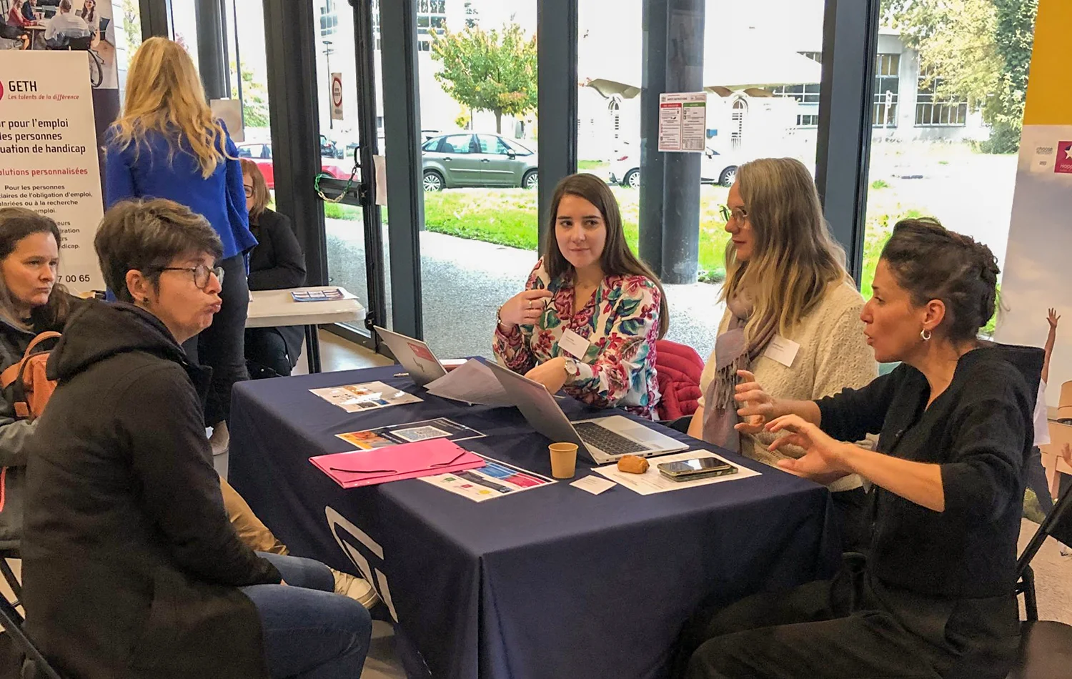 Journée HEJ - Handicap Emploi Jeunes 2024 - dialogue en langue des signes sur le stand d'un partenaire