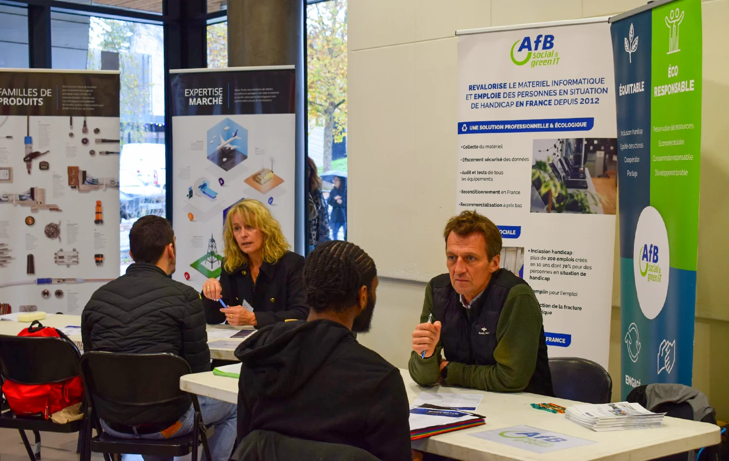 Journée HEJ - Handicap Emploi Jeunes 2024 - stands partenaires AFB et ST Microelectronics