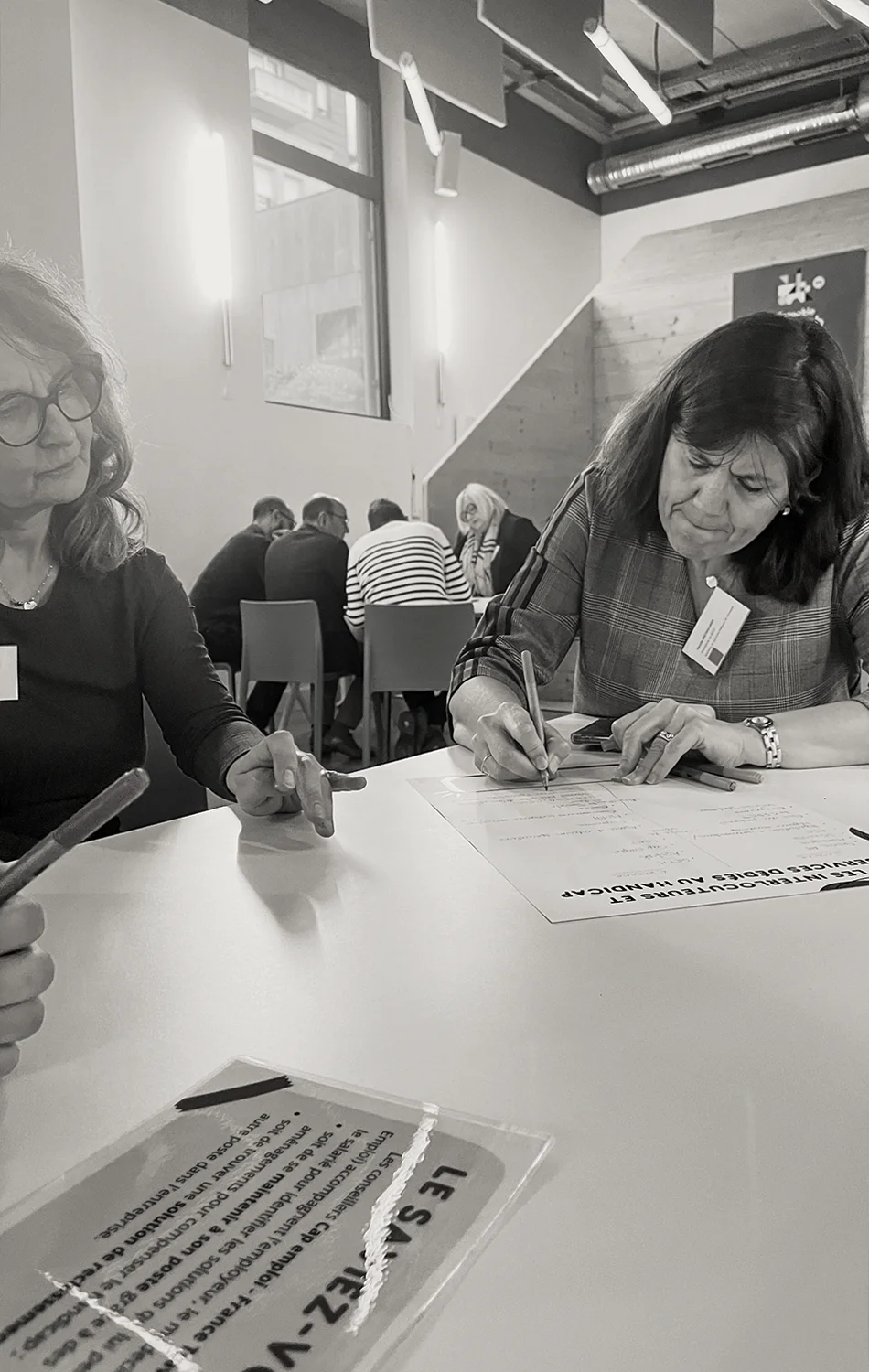 Soirée des adhérents du GETH 2024 - deux personnes concentrées lors d'un atelier