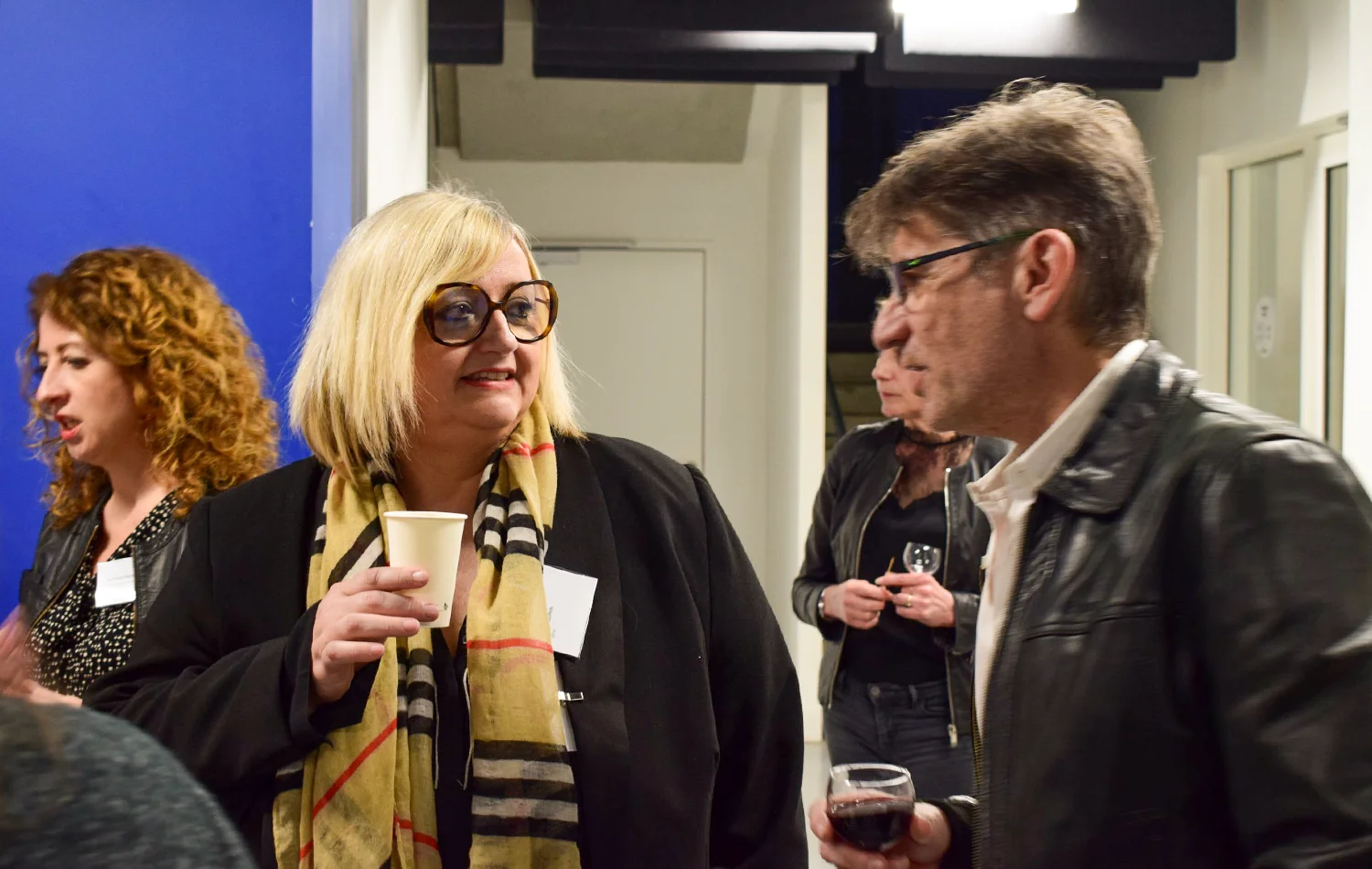 Soirée des adhérents du GETH 2024 - deux personnes discutent en prenant l'apéritif