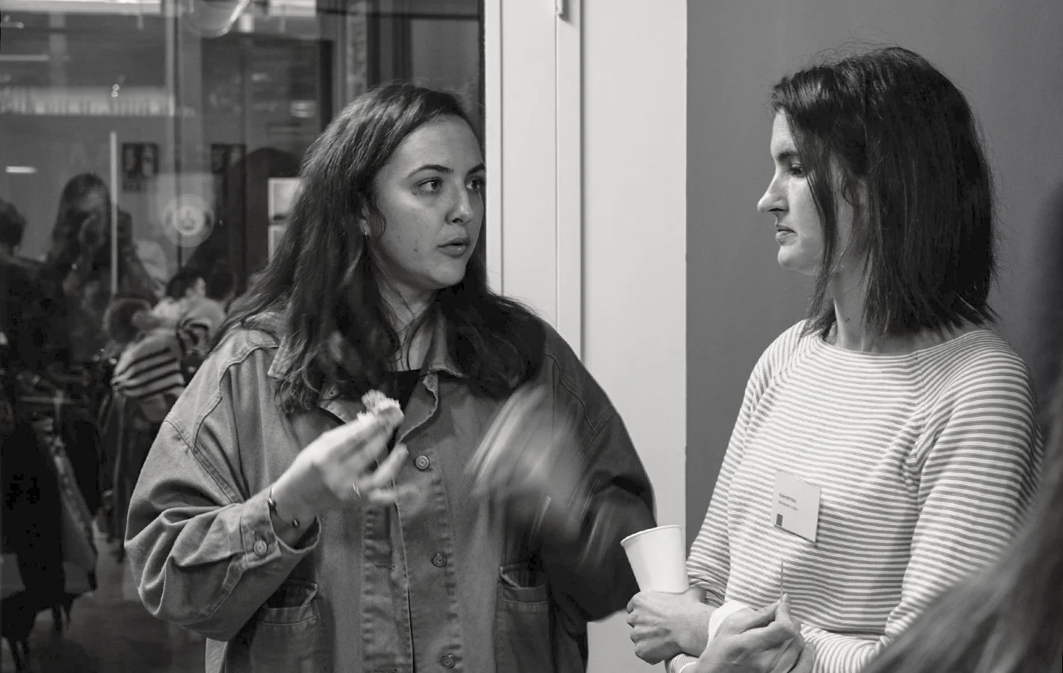 Soirée des adhérents du GETH 2024 - deux personnes discutent en prenant l'apéritif