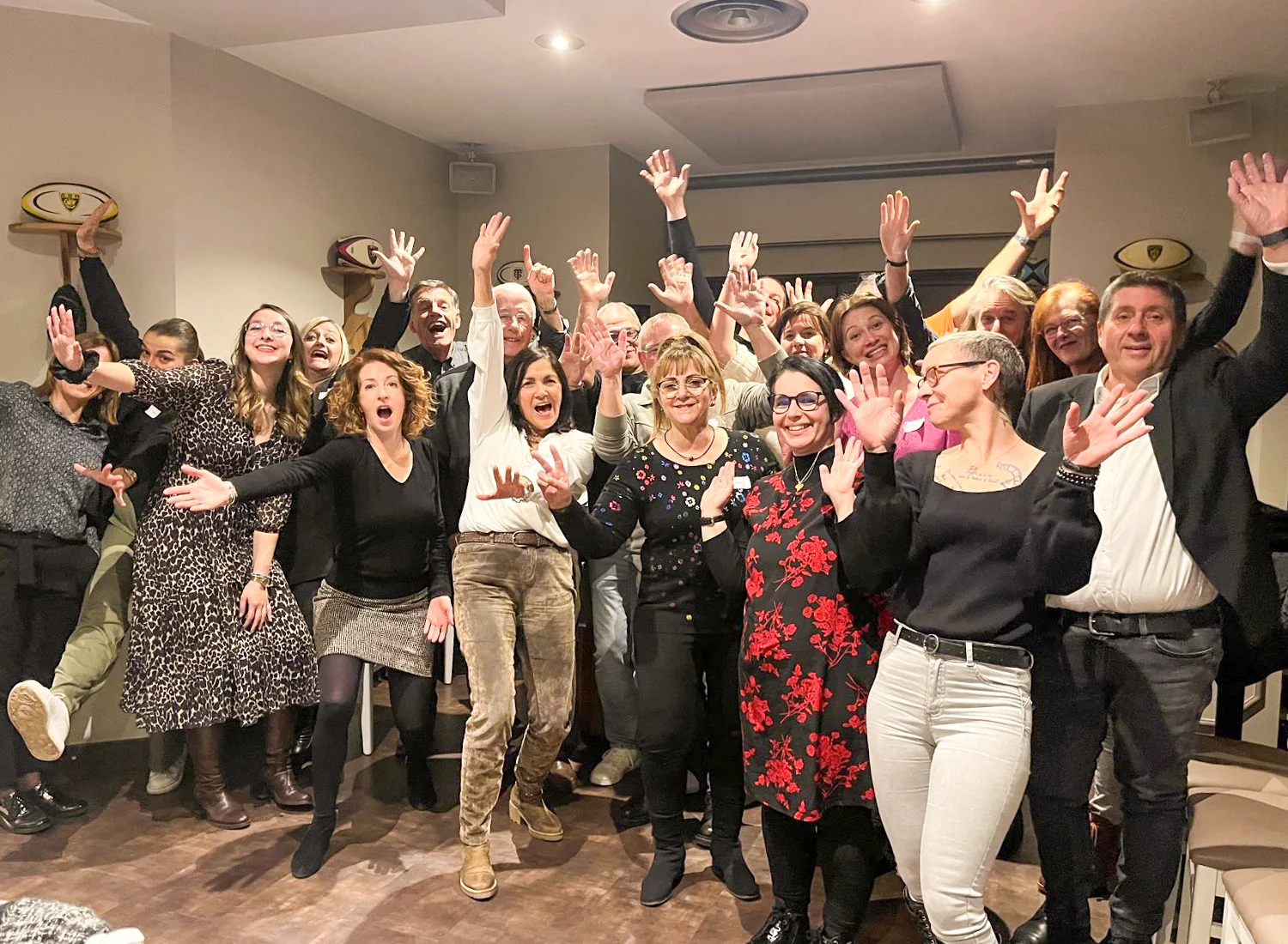 Visuel Actu Evénement - Soirée des salariés 2023 - Portrait de groupe 2 Soirée des salariés 2023 - photo de groupe amusante