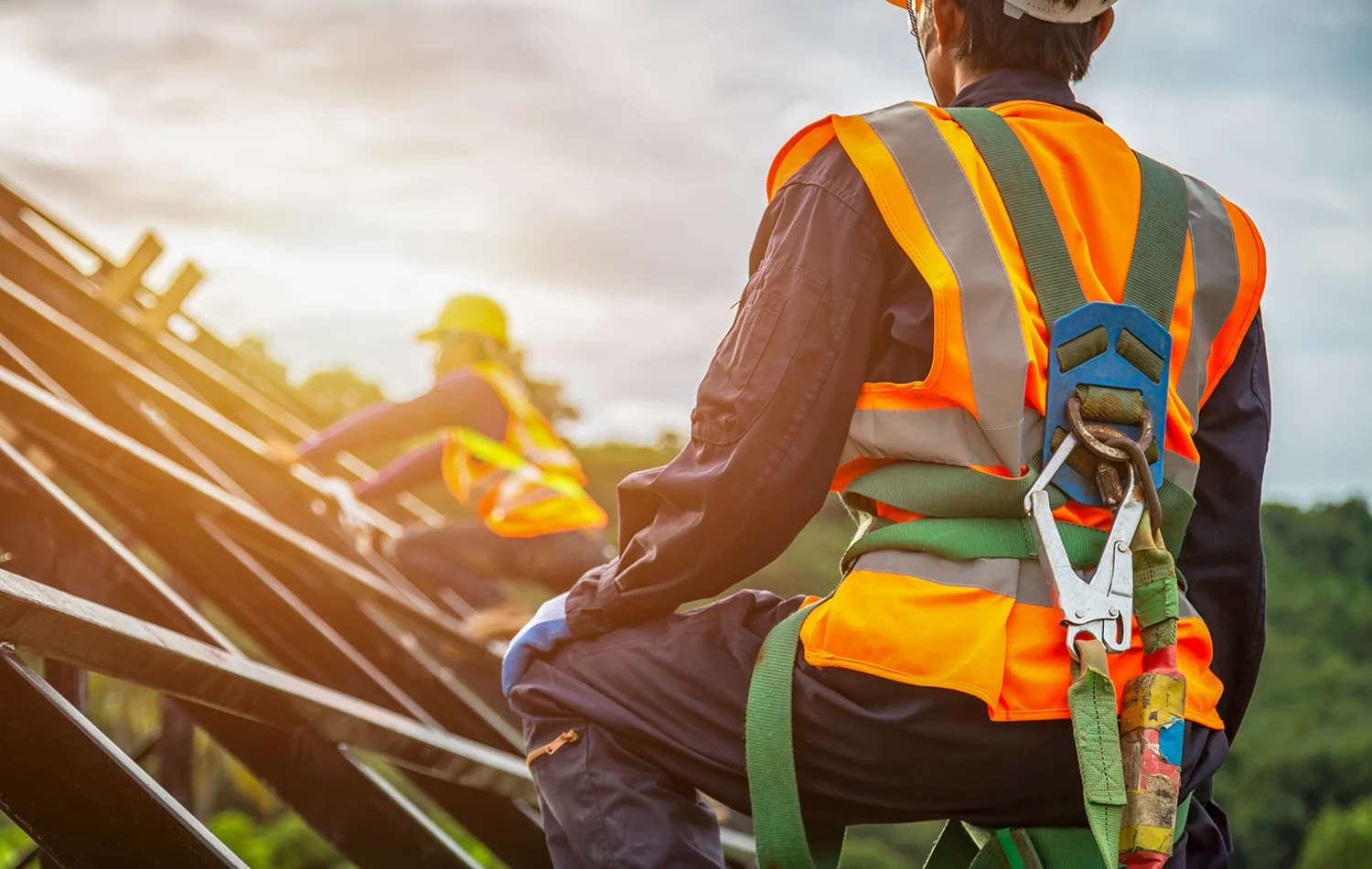 Accompagnement de collaborateurs vers et dans l'emploi - deux salariés vêtus d'équipements de sécurité travaillent sur une charpente