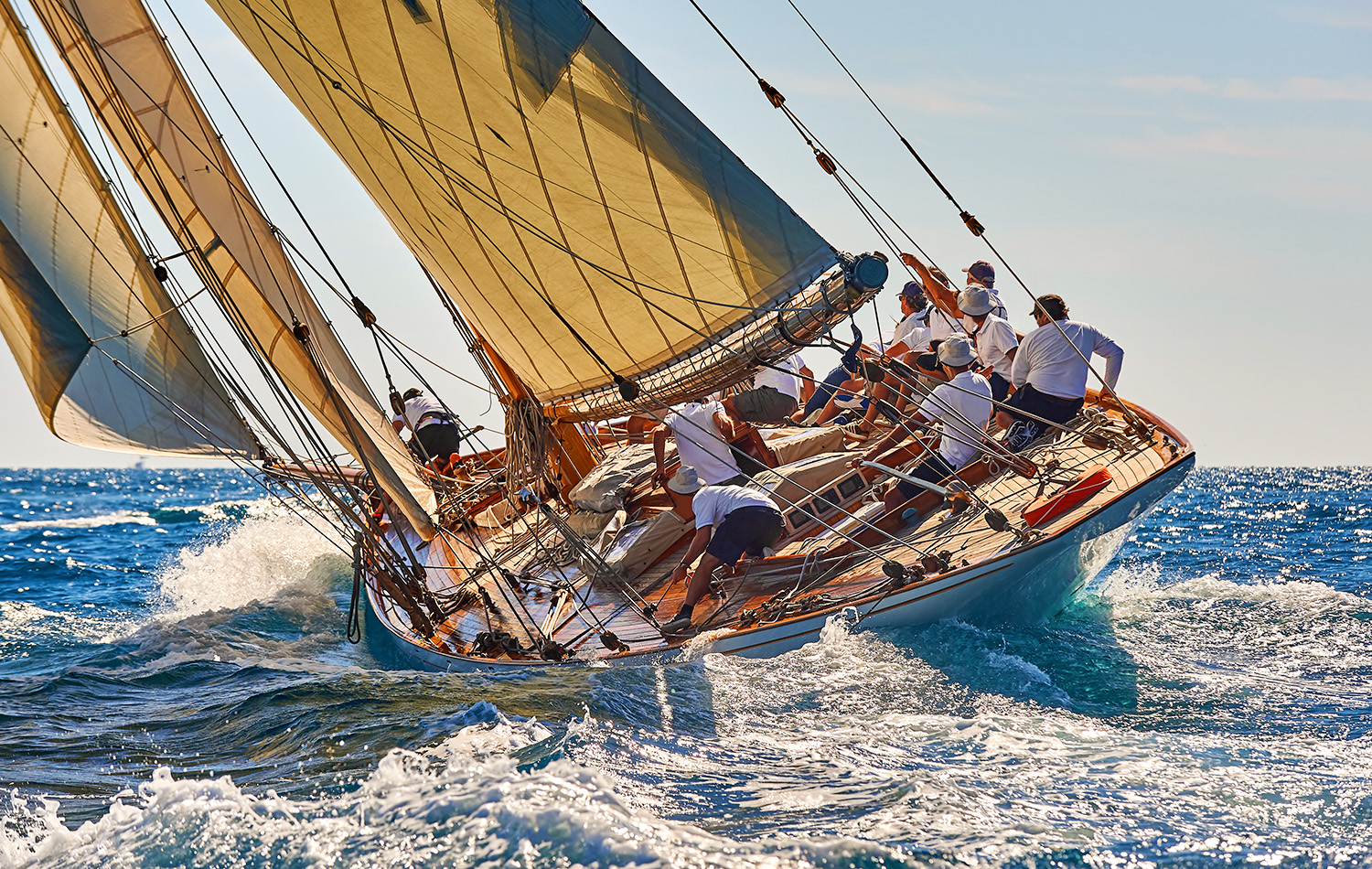 Accompagnement de collaborateurs vers et dans l'emploi - un ouvrier du bâtiment vêtu d'équipements de sécurité travaille sur des encadrements de fenêtres