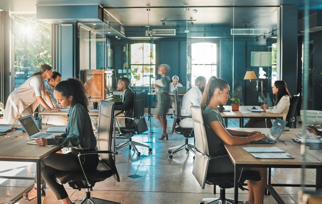 Accompagnement de collaborateurs vers et dans l'emploi - un ouvrier du bâtiment vêtu d'équipements de sécurité travaille sur des encadrements de fenêtres