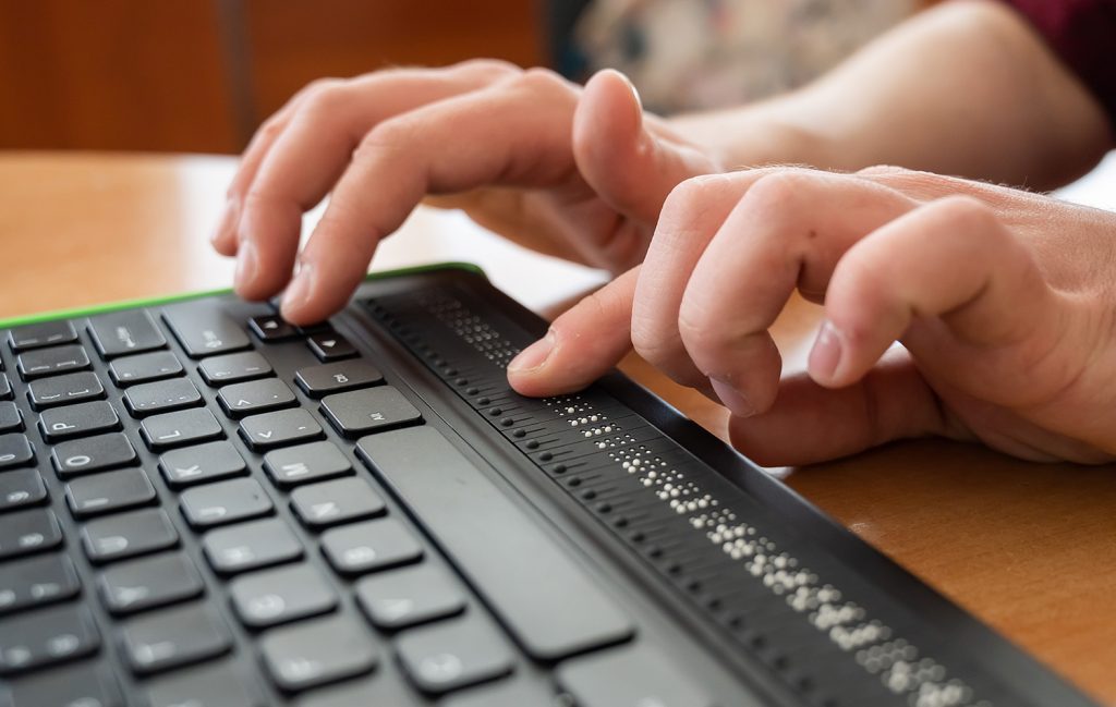 Accompagnement de collaborateurs vers et dans l'emploi - un ouvrier du bâtiment vêtu d'équipements de sécurité travaille sur des encadrements de fenêtres