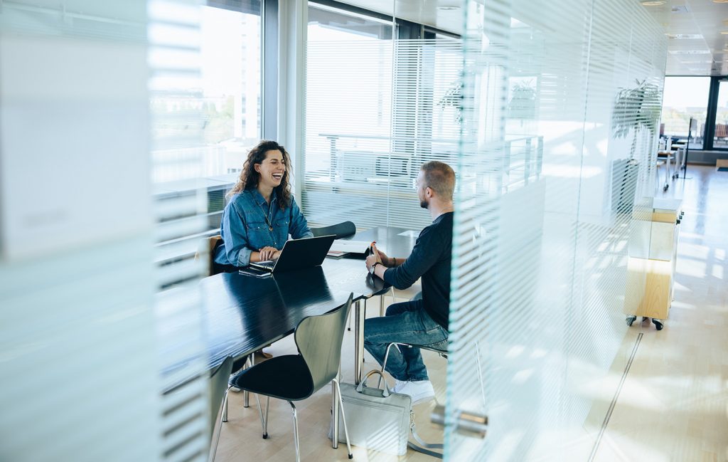 Accompagnement de collaborateurs vers et dans l'emploi - un ouvrier du bâtiment vêtu d'équipements de sécurité travaille sur des encadrements de fenêtres