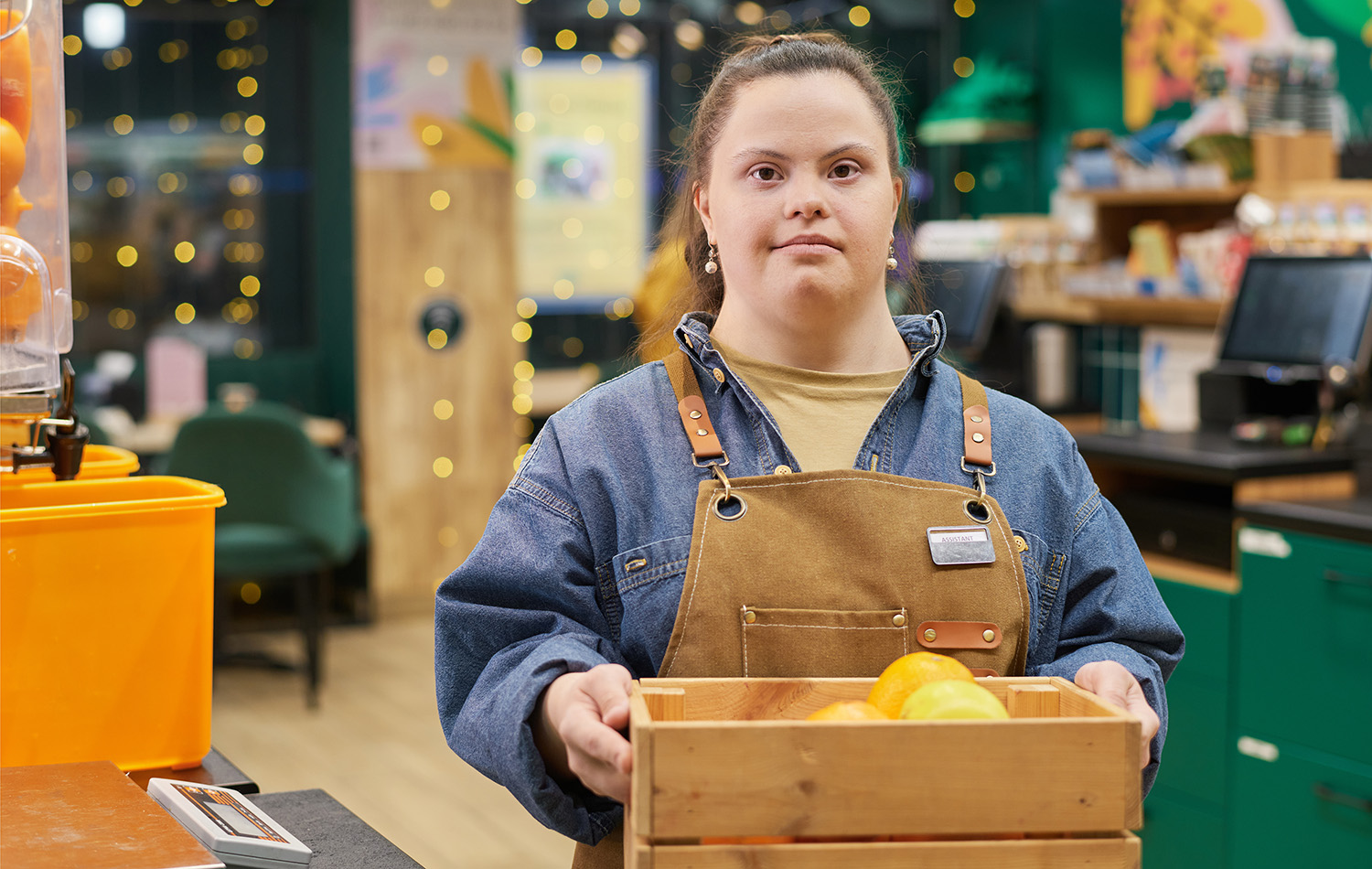 Accompagnement de collaborateurs vers et dans l'emploi - un ouvrier du bâtiment vêtu d'équipements de sécurité travaille sur des encadrements de fenêtres