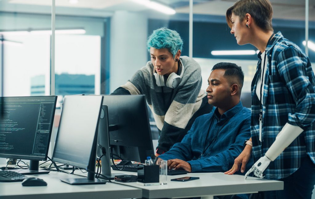 Accompagnement de collaborateurs vers et dans l'emploi - un ouvrier du bâtiment vêtu d'équipements de sécurité travaille sur des encadrements de fenêtres