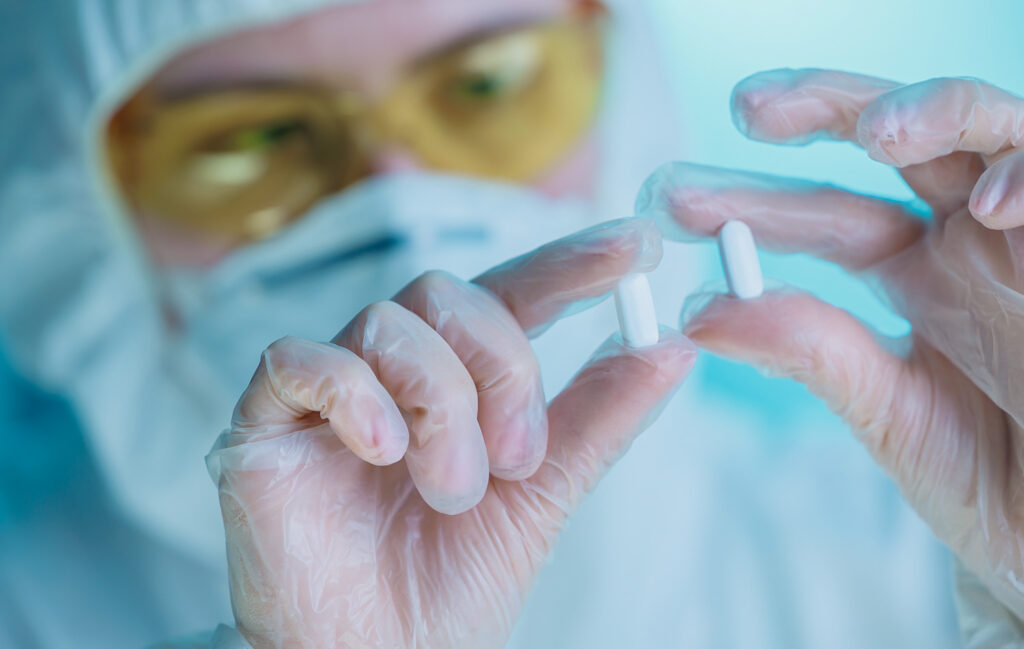 Visuel Actu Pratique - Diag medicament Accompagnement de collaborateurs vers et dans l'emploi - un ouvrier du bâtiment vêtu d'équipements de sécurité travaille sur des encadrements de fenêtres